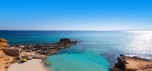 Baai met helderblauw water bij Formentera
