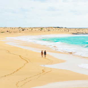 Hagelwit zandstrand op Boa Vista in Kaapverdië