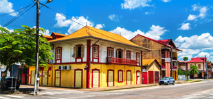 Karakteristiek straatje in Suriname