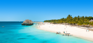 Helderblauwe zee met parelwit zandstrand in Tanzania