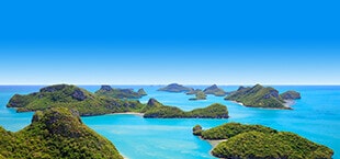 Blauwe baai met groene rotsen in Thailand