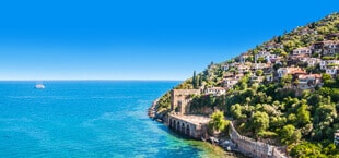 Helderblauwe zee aan de kust van Turkije