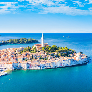 Pittoresk uitzicht op de kleurrijke oude stad Rovinj in Istrië, omringd door de blauwe zee en smalle straatjes.