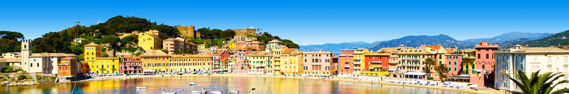 Uitzicht op de zee en een pittoresk stadje in Italië
