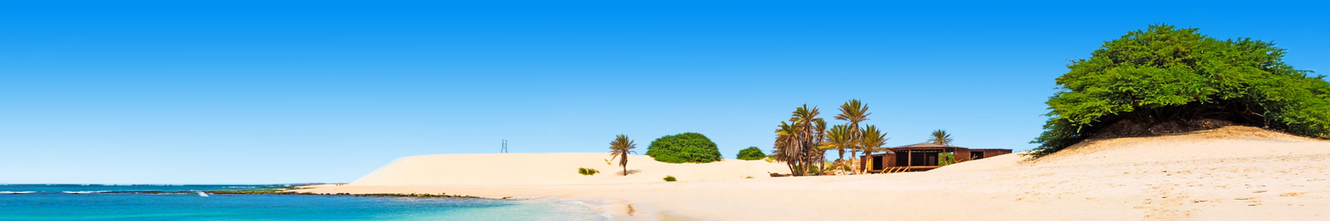 Foto van een wit zandstrand en een blauwe zee op de Kaapverdische Eilanden
