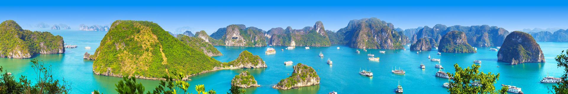 Uitzicht op baai met helderblauw water in Vietnam