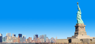 Vrijheidsbeeld kijkt uit over skyline van New York, VS, helderblauwe lucht.