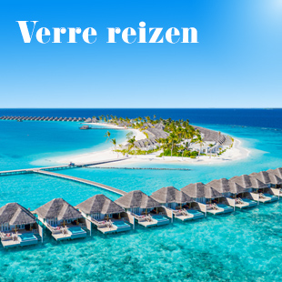 Meisje in gele jurk op tropische bestemming tijdens een verre reis