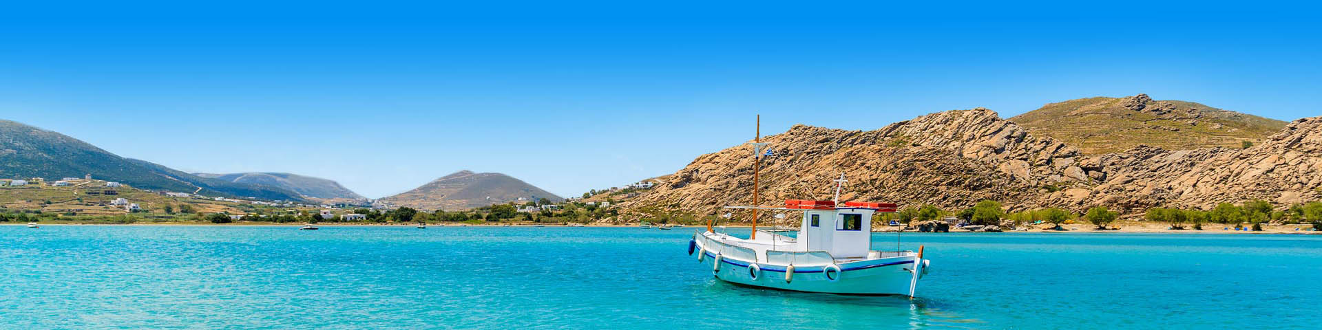 Vissersboot in baai Griekenland