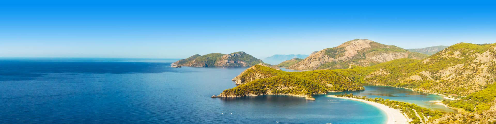 Groene kleine eilanden, in de Turkse Rivera. Met prachtig azuurblauwe zee en stranden 