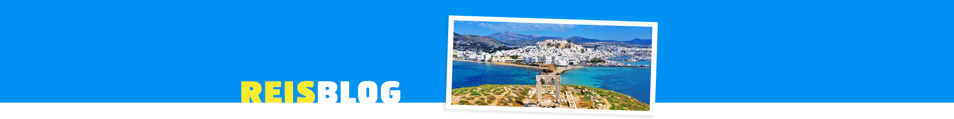 Witte huizen en helderblauw water op Naxos, Griekenland