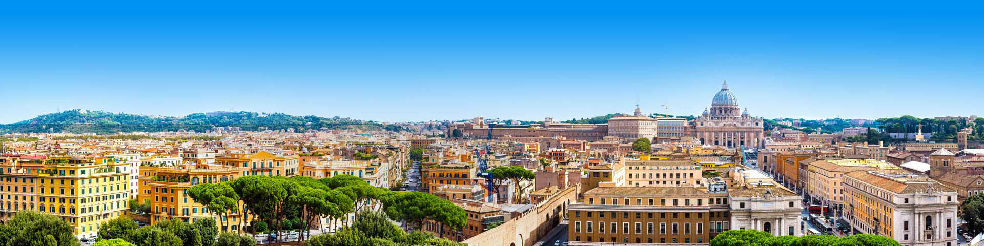 Uitzicht over Rome met azuurblauwe lucht