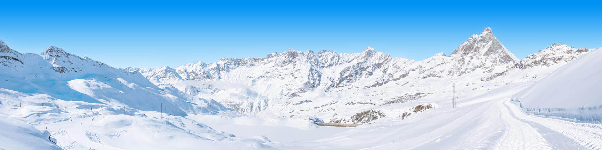 Besneeuwde bergen met bomen in Italië