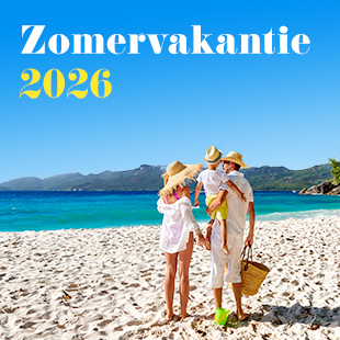 Familie op het strand in zomer 2026