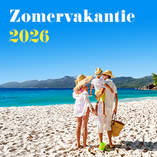 Familie op het strand in zomer 2026