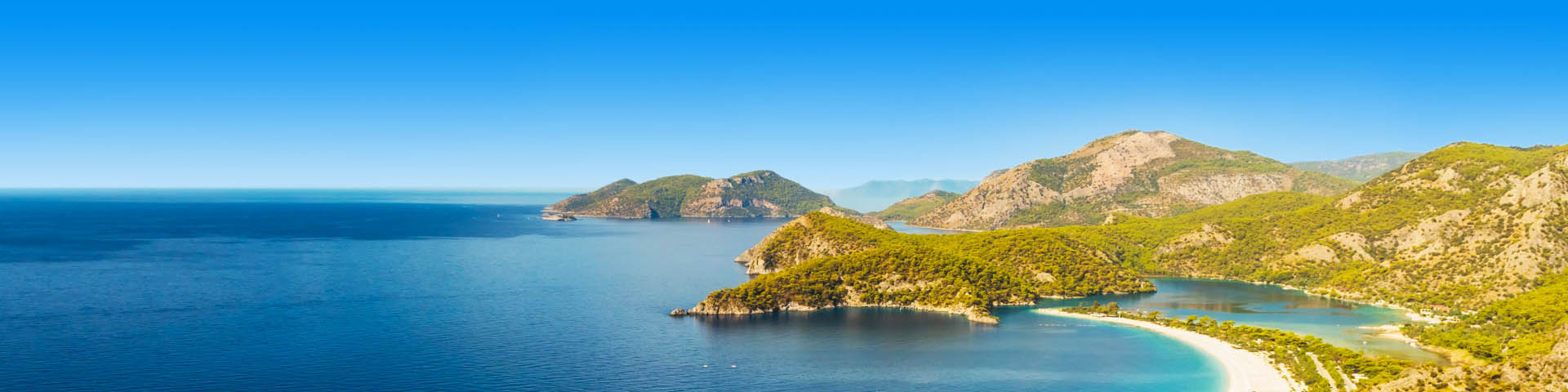 Panorama van zee en gebergte in Turkije 