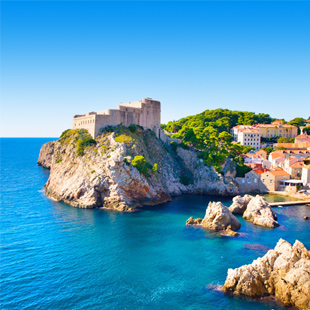 Fort op klif in Dubrovnik, Kroatië, omgeven door blauwe zee en historische gebouwen.