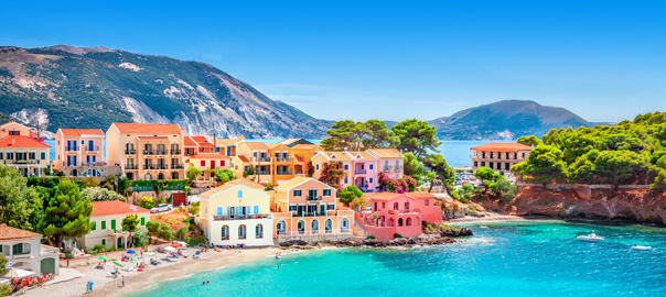 Kleurrijke huisjes aan de kust van Kefalonia in Griekenland