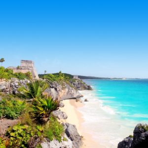 Het strand van Tulum in Mexico