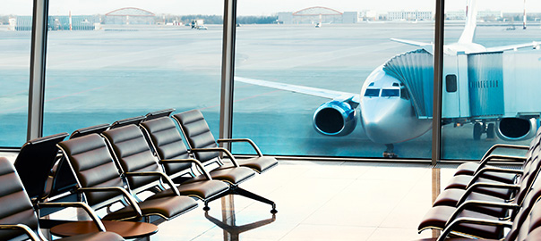 Op het vliegveld in de wachtruimte