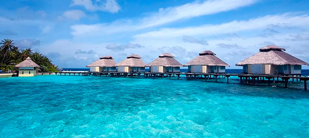 Waterbungalows met helderblauwe zee
