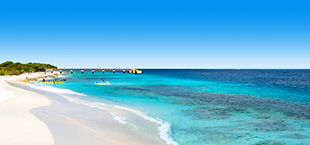De azuurblauwe zee aan het strand van Bonaire