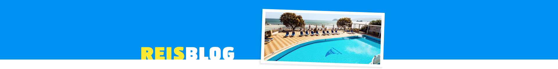 Een tophotel met zwembad, zonneterras en de zee op de achtergron in Griekenland