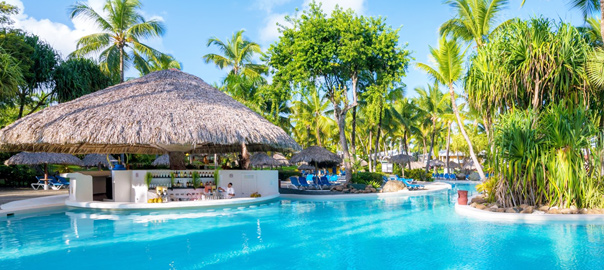 All inclusive resort met zwembad en palmbomen