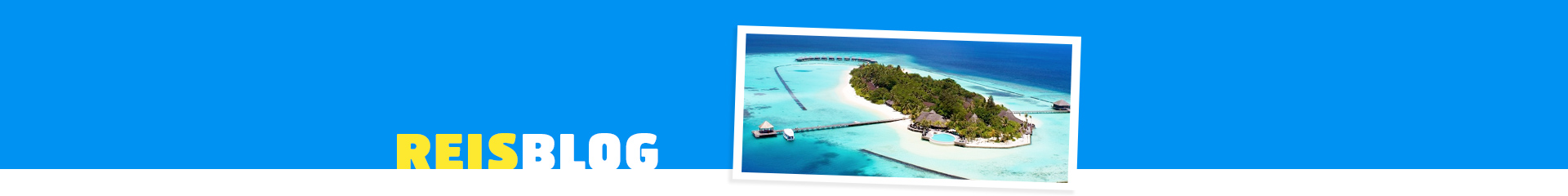 Eiland op de Malidiven met prachtig blauwe zee en groen eiland. 
