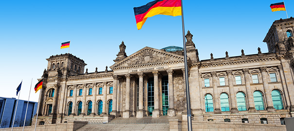 Monument in Berlijn met Duitse vlag